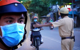 Anh bảo vệ mếu máo xin CSGT bỏ qua: ‘Dịch khổ lắm, ăn mì hơn tháng rồi’