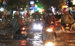 TP.HCM mưa to ngày cuối kỳ nghỉ lễ, nước ngập nửa bánh xe ở Thủ Đức