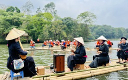 Đến Cây đa Tân Trào chèo thuyền mảng nghe hát then trên lòng hồ Nà Nưa