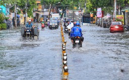 TP.HCM mưa 30 phút, đường phố Gò Vấp lại thành 'sông', nước ngập quá nửa bánh xe