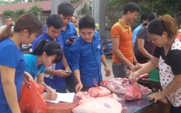 Thanh niên tình nguyện 'giải cứu' thịt lợn
