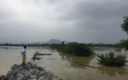 Hà Nội: Đê mới xây đã vỡ, một học sinh đuối nước