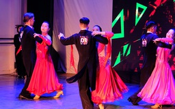 Dù có dẫm vào chân nhau, xô vào nhau vẫn nhảy hết mình