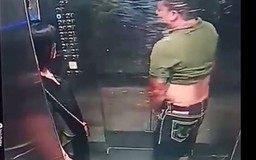 Phẫn nộ người nữ che chắn để người nam ‘tè bậy’ trong thang máy chung cư
