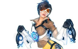 Ngắm Tracer cực ấn tượng của nhóm thiên thần cosplay Spiral Cats