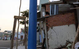 Cận cảnh tử thần rình rập trong hơn 300 căn nhà nghiêng lún, chờ sập giữa Sài Gòn