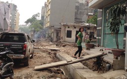 Hà Nội: Dân bắc cầu vào nhà vì dự án “rùa”