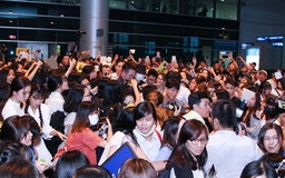 Thành viên Super Junior khó khăn thoát khỏi vòng vây fan Việt lúc nửa đêm