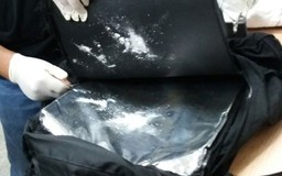 Hải quan TP.HCM bắt giữ một phụ nữ vận chuyển 1,61 kg cocain