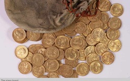 Bất ngờ phát hiện kho báu tiền xu cổ bằng vàng khi mang đàn đi sửa