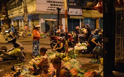Độc đáo chợ rau củ 'nửa đêm về sáng' suốt 40 năm giữa Sài Gòn