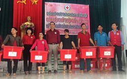 Hội Chữ thập đỏ Việt Nam trao quà cứu trợ người dân vùng lũ Lâm Đồng
