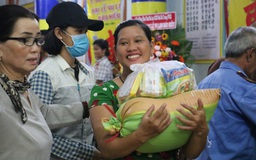 Tháng 7 Vu Lan: Người Sài Gòn nhận quà từ thiện ở các chùa đông nghẹt