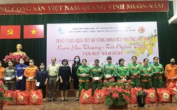 Trao quà tết cho 300 nữ công nhân vệ sinh môi trường