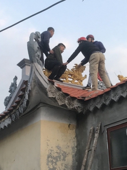 Thái Bình: Chém bác rể của vợ tử vong rồi leo lên nóc đền ngồi