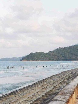 Thừa Thiên-Huế: Học sinh tắm biển, 1 em đuối nước tử vong, 1 em mất tích