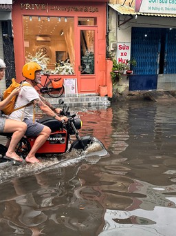 Mưa cực to, 'phố nhà giàu' TP.HCM mênh mông nước: Người xe bì bõm lội nước
