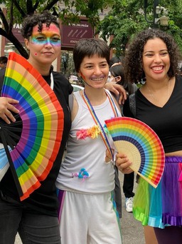 Đông nghẹt người ra phố đi bộ Nguyễn Huệ với cờ lục sắc cộng đồng LGBT