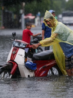 Khẩn cấp ứng phó với mưa lũ ở miền Trung