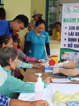 Khám, phát thuốc miễn phí cho người nghèo tại Ninh Hòa