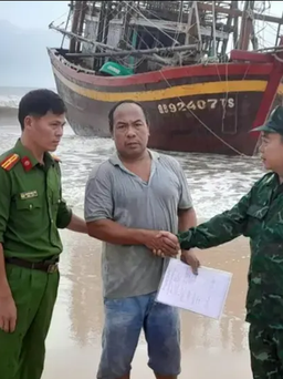 Giải cứu tàu cá của ngư dân Quảng Bình mắc cạn tại vùng biển Quảng Trị