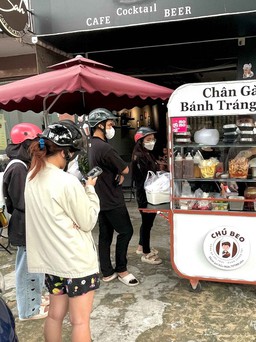 Xe đồ ăn vặt mới mở của cặp đôi ở TP.HCM: Khách tìm đến nhờ xem clip