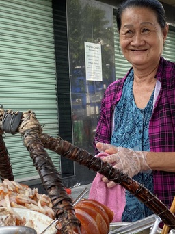 Gánh bánh mì hơn nửa thế kỷ ở TP.HCM: '5.000 đồng cũng bán, ai khổ cho luôn'