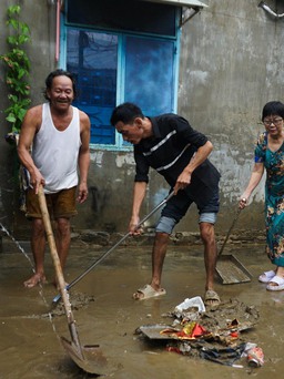 Mưa lũ Đà Nẵng: Trời ngớt mưa, người dân 'vật lộn' với bùn non