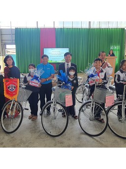 Báo Thanh Niên trao tặng xe đạp tiếp sức học sinh khó khăn đến trường