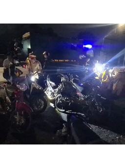 Đồng Nai: Trạm CSGT Suối Tre bắt giữ nhiều mô tô đi phượt dàn hàng ngang, nẹt pô