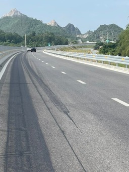 Cao tốc Nghi Sơn - Diễn Châu nghi bị đổ 'hóa chất lạ' phá hoại mặt đường