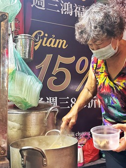 Quán chay của người Hoa chỉ bán chiều tối: Khách ăn cạnh bếp than hồng