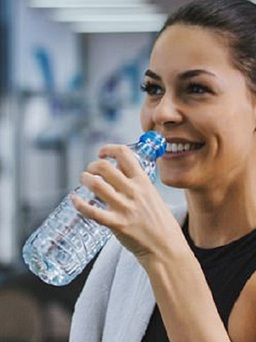 Muốn giảm cân, nên uống bao nhiêu nước mỗi ngày?