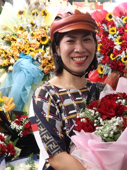 Chợ hoa lớn nhất TP.HCM tất bật người mua người bán trước ngày Phụ nữ VN 20.10