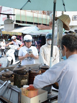 Nhiều người đứng đợi mua bánh bò chảo đường thốt nốt giá 5.000 đồng/cái