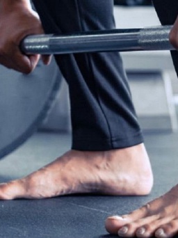 Đi chân trần khi tập gym có gây hại không?