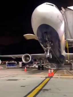 Máy bay 'bốc đầu' trong lúc đậu tại sân bay