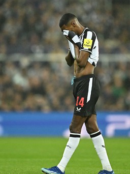 Newcastle 'trở lại mặt đất' sau thất bại trước Dortmund ở Champions League