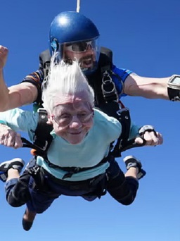 Cụ bà 105 tuổi nhảy dù từ độ cao 4.100 m, mong phá kỷ lục Guinness