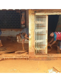 Bình Thuận: Lũ cát đỏ tràn ngập đường, hư hỏng nhà dân từ đâu ra?