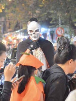 Hàng nghìn người đổ ra đường, phố Hàng Mã ùn tắc trong đêm Halloween
