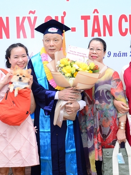 Nhận bằng dược ở tuổi 60, người đàn ông miền Tây được dân mạng ngưỡng mộ