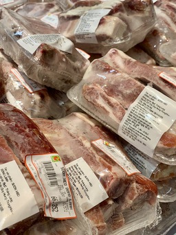 Giá lợn hơi trong nước giảm sâu, nhập khẩu thịt lợn vẫn tăng vùn vụt