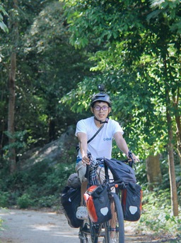 Chàng trai đạp xe gom rác xuyên Việt