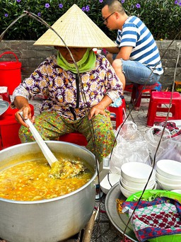 Gánh cháo bò hơn 20 năm ở vỉa hè: Đến trễ khách vẫn vui vẻ ăn... cháo không