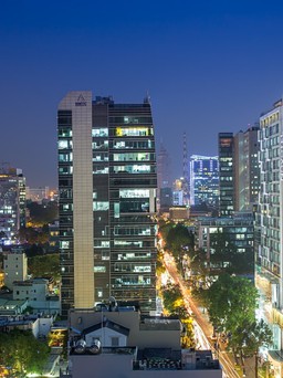 Chủ khách sạn Novotel Saigon Centre lỗ 370 tỉ đồng trong nửa năm