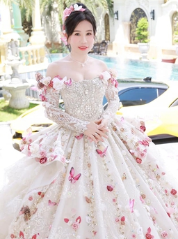 Ấn tượng với chiếc váy dạ hội làm từ 9.999 đóa hồng và hàng ngàn viên kim cương