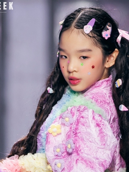 Con gái 10 tuổi nối gót Xuân Lan trình diễn thời trang