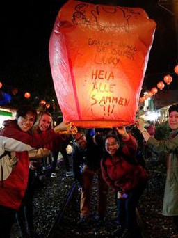 Trải nghiệm thả lồng đèn và đồ ăn nhẹ ở lễ hội đèn lồng Pingxi