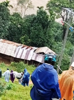 Quảng Nam: Do mưa lũ, phải khiêng bệnh nhân gần 30 km để đi cấp cứu